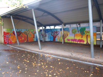 Une fresque peinte sous le préau de l'école maternelle