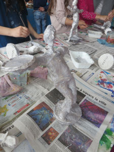 Les enfants peignent leur statuette