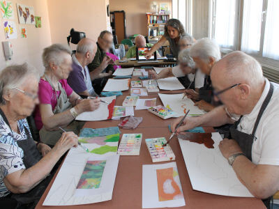 Chaque personne peint une partie du tableau