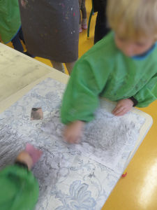 Les enfants frottent une mine graphite sur du papier machine