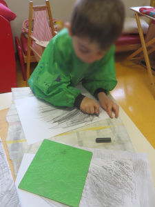 Atelier artistique à l'école maternelle