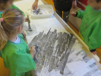 Les enfants assemblent les bandes de papier