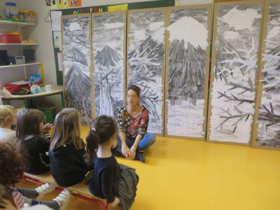 Les enfants commentent leur travail de la journée