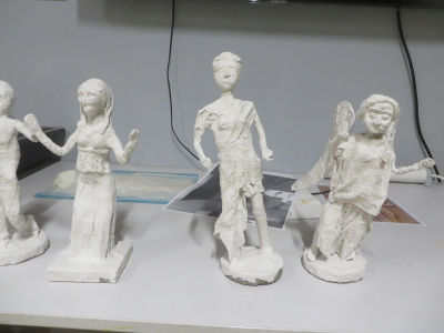 Statuettes modelées en bandes plâtrées