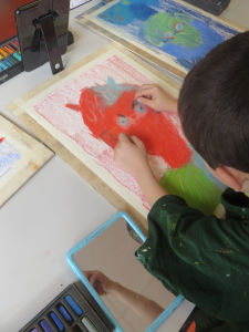 Enfant qui dessine avec des pastels