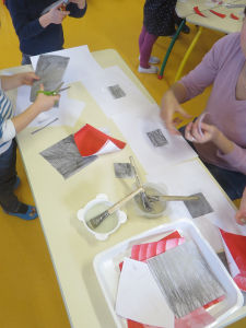 Atelier collage à la maternelle