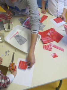 Découpage de papiers peints en rouge.