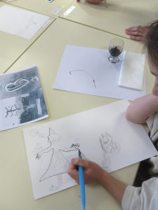 Enfant dessinant à la plume