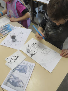 Atelier de dessin dans une classe de CP