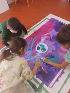 Peinture collective avec les enfants