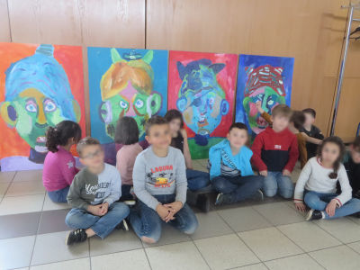 Les enfants posent devant leurs peintures