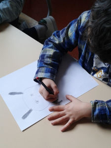 Enfant qui dessine