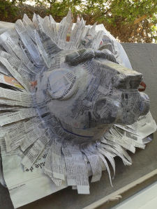 masque de lion en papier mâché