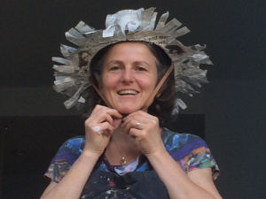 Chapeau rigolo en papier mâché