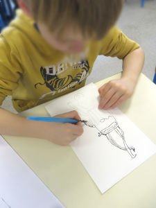 Cours de dessin à l'école primaire