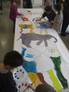 Séance de peinture à l'école