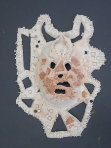 Masque en dentelle d'argile blanche