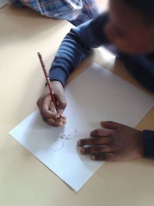 Enfant qui dessine son personnage