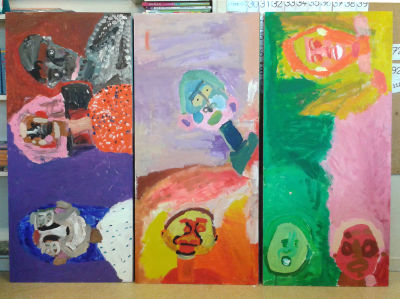 Portraits en couleur peints en classe