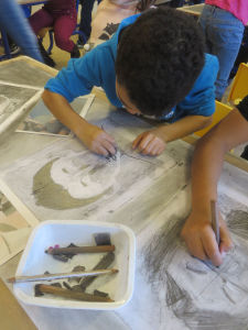 Jeune garçon qui dessine un autoportrait