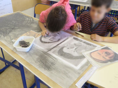 Les enfants dessinent en classe