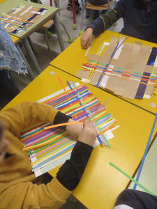 Atelier tissage à l'école