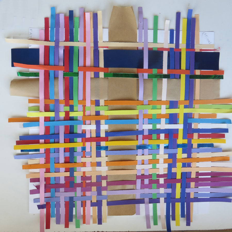 Tissage de bandes de papier en couleur  Artiste plasticienne intervenant  en arts visuels