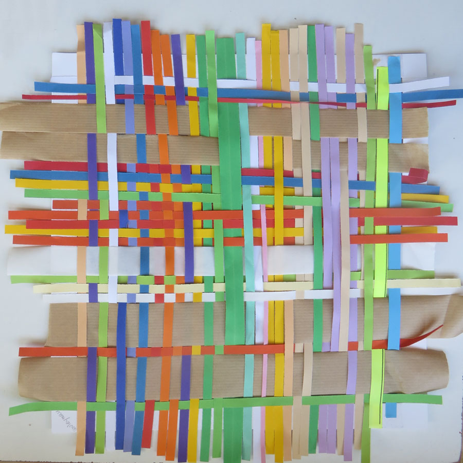 Tissage de bandes de papier en couleur  Artiste plasticienne intervenant  en arts visuels