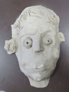 Sculpter une tête en argile