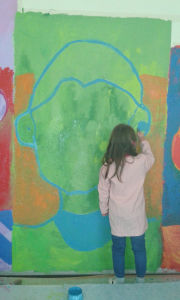 Les enfants peignent la fresque sur les sentiments