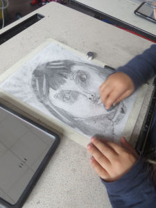 Visage d'enfant au crayon