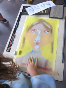 Dessin au pastel à l'école