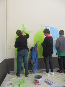 Collaboration entre les enfants de l'école