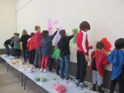 Peindre un mur avec les enfants