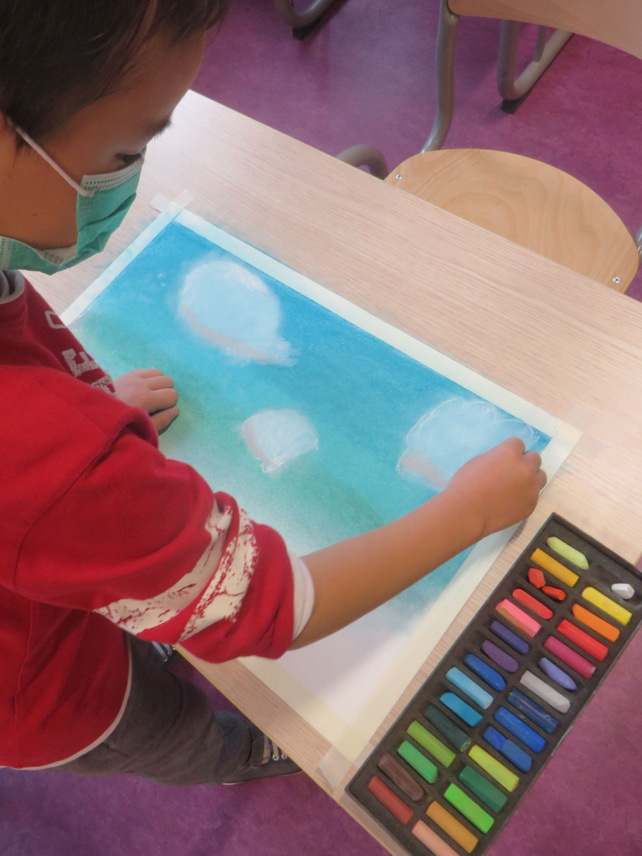 Paysages au pastel peints par les enfants  Artiste plasticienne  intervenant en arts visuels