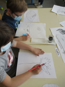 Les enfants dessinent des fleurs