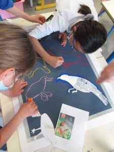 Séance d'arts plastiques à l'école