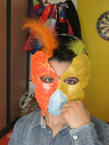 Essayage de son masque de carnaval