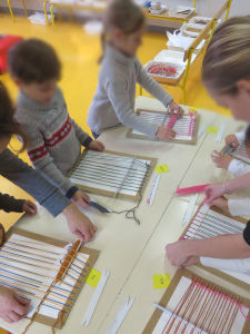 Les enfants apprennent à tisser à l'école