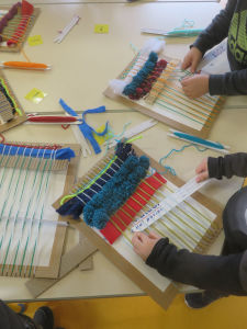 Atelier tissage à l'école maternelle