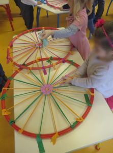 Atelier tissage avec les enfants de la maternelle