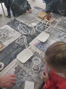 Atelier de modelge à l'école maternelle