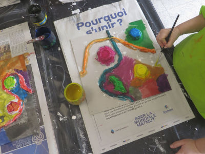 Les enfants peignent leur tableau