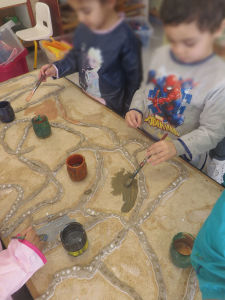 Les enfants peignent leur tableau