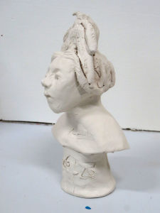 Figurine avec chignon