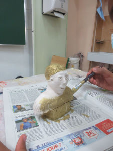 Les enfants peignent leur modelage