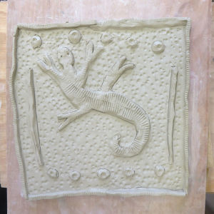 Modelage d'un bas-relief par un enfant