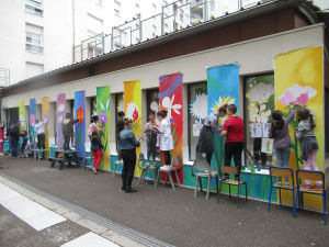 Les parents ont aidé les enfants à peindre la fresque