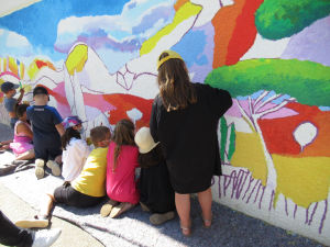 Fresque colorée peinte par les enfants