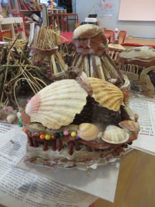 Cabane avec un toit en coquillages